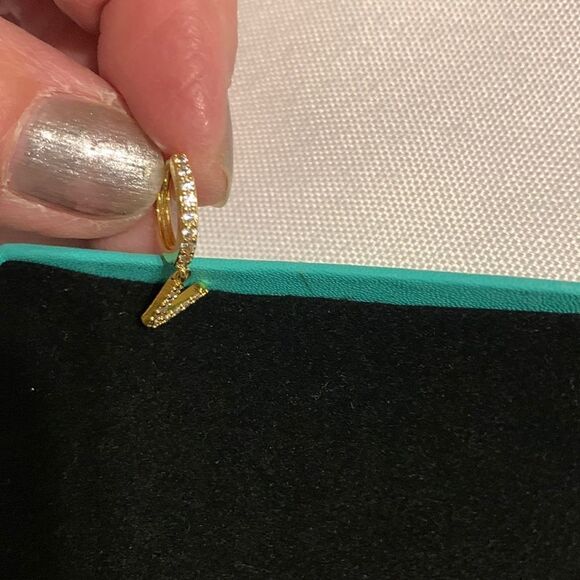 “V” initial goldtone pierced earrings new in gift box - Picture 2 of 4